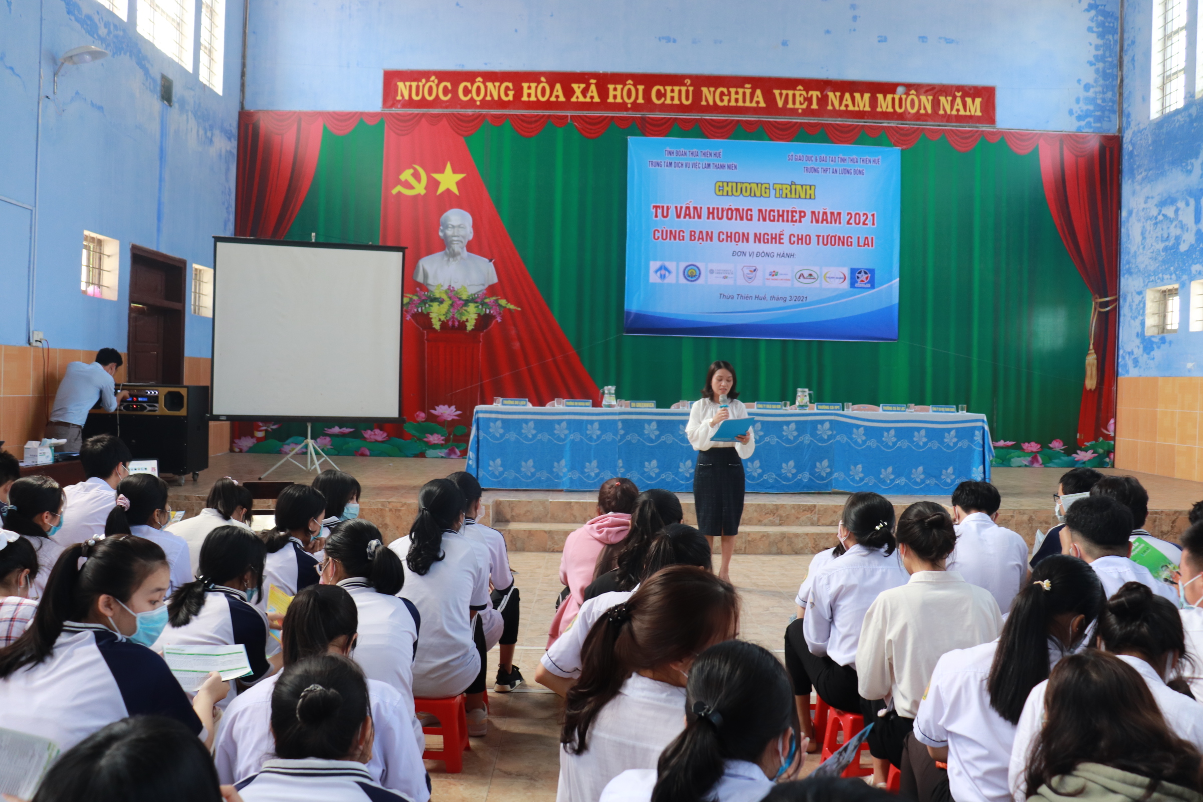 Đ/c Nguyễn Thị Phương Thảo - Giám đốc Trung tâm DVVL Thanh niên tỉnh phát biểu khai mạc chương trình